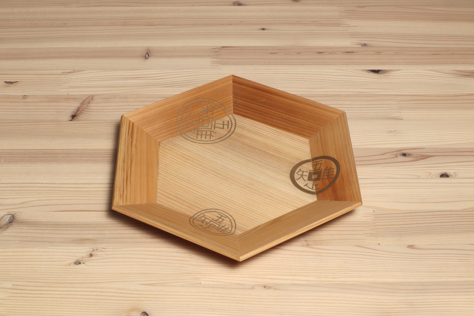 六角知足蒔絵干菓子盆（共箱） | Gallery栗本（ぎゃらりい栗本